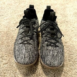 Lebron James 15 Basketball Shoes size 11.5